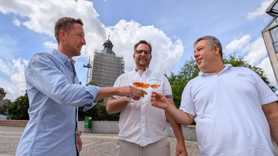 Die Veranstalter des Vinum Culinarium vor dem Schlossturm, zweite Aufnahme.