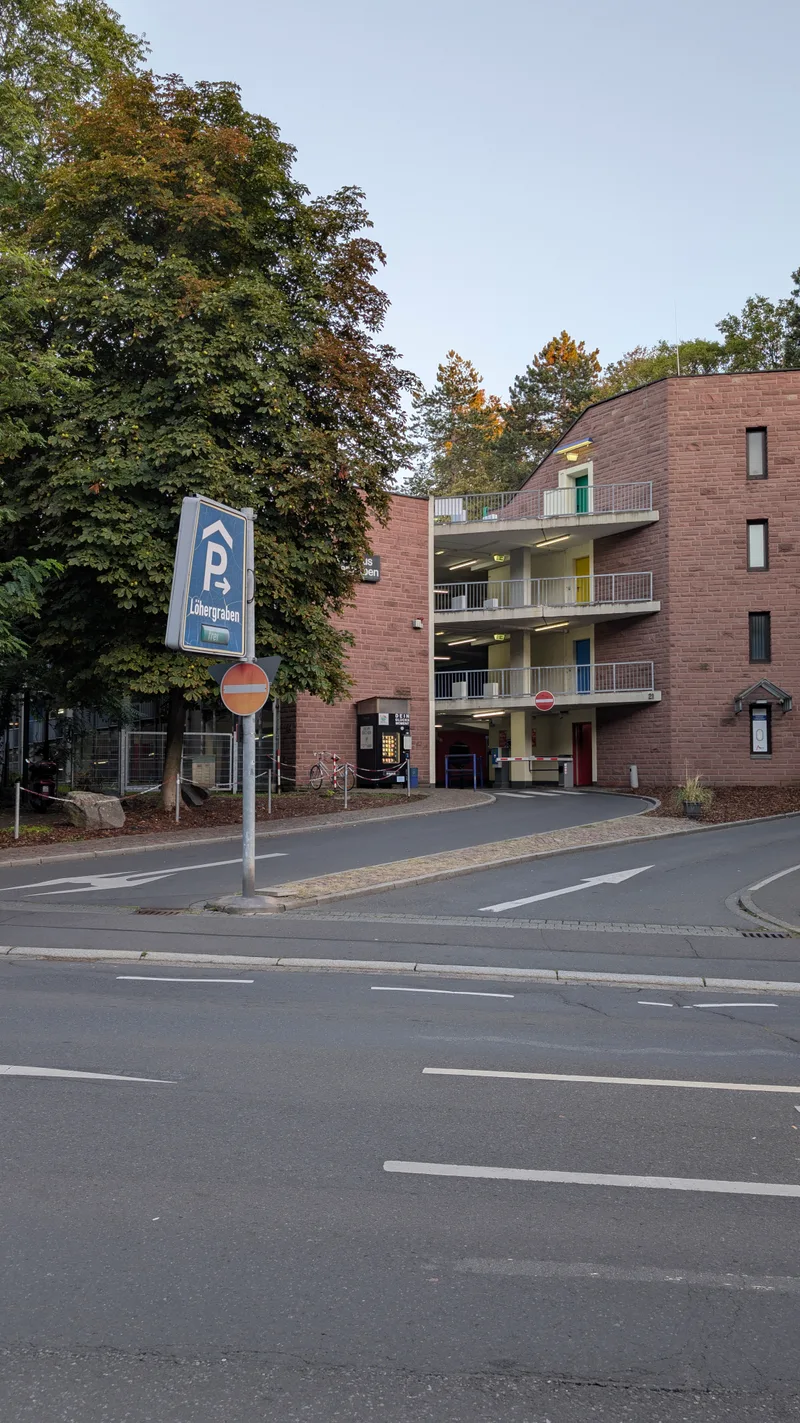 Einfahrt des Parkhauses Löhergraben