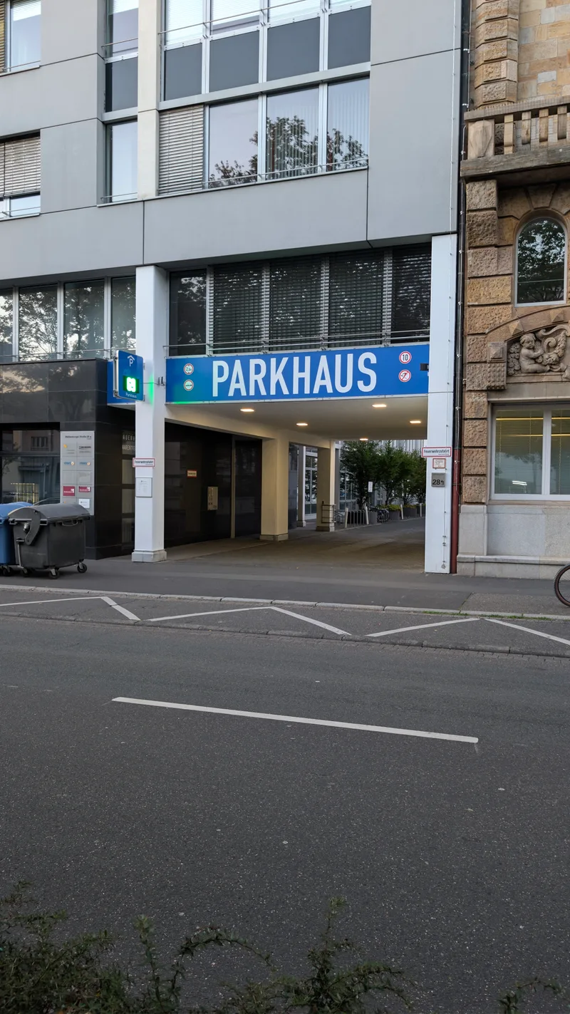 Einfahrt des Parkhauses Weißenburger Straße
